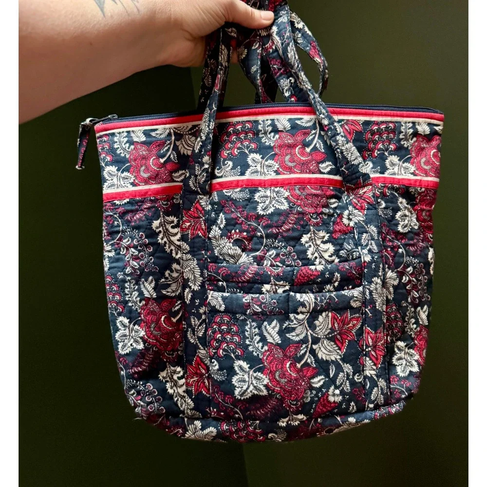 Quilted Floral Tote Bag Red Navy Blue White Zippered‎ Top Pockets
